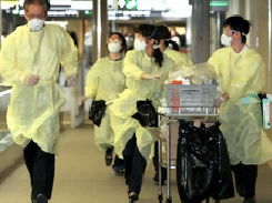 成田空港のゲート間を走って移動する検疫官ら